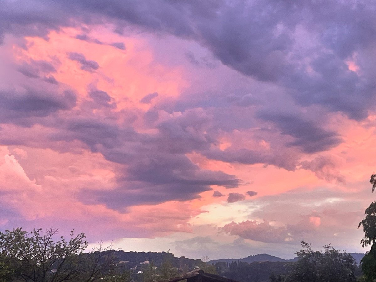 ROCKANDBLUES3's tweet photo. Le Ciel du Sud ce soir🌴 Pour vous souhaitez une belle soirée et une bonne nuit ! Bises à demain 😘🌸🍀 https://t.co/FtrtoGLUkC