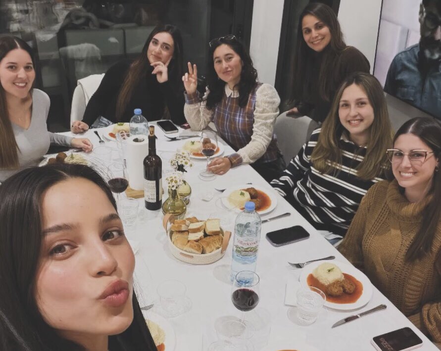 mafiadeemilia's tweet photo. salen a decir que emilia se junta con sus amigas en Nogoyá para limpiar la imagen, que no las registraba cuando estaba en escenarios, pero siempre hay fotos! https://t.co/jqQcFp1ayX