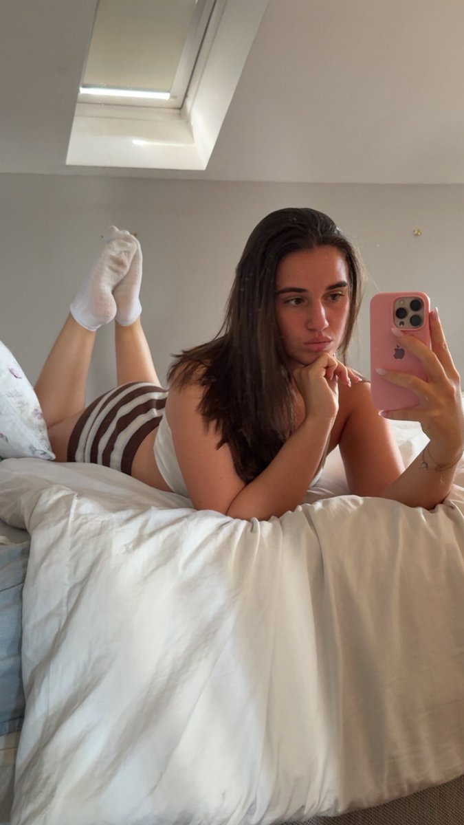 submit2bella's tweet photo. Does my pretty face make you wanna cheat? https://t.co/Fjs5I5xOt5