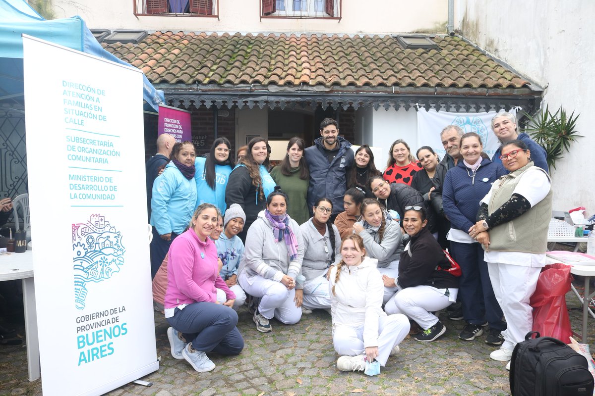 florroman_'s tweet photo. Junto a @SaludBAP realizamos atención clínica, odontológica, testeos, vacunación y charlas de promoción y prevención de la salud.

Frente al frío, más Estado, más presencia y más comunidad. 💙 https://t.co/i40btGLPXs