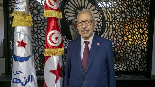 YZaatreh's tweet photo. السجن مدى الحياة لراشد الغنوشي!!

قضت محكمة "الدكتاتور الصغير" بسجنه مدى الحياة، مع 30 سنة أخرى، و42 عاما ضد نائبه علي العريض، و96 سنة سجنا لمصطفى خذر والسجن مدى الحياة مع 76 سنة سجنا لرضا الباروني والطاهر بوبحري وكمال العيفي وسبعة متهمين آخرين.

الحكاية التافهة هي "الجهاز السرّي" لحركة النهضة!

أشباح غريبة تطارد الدكتاتور الصغير، فيحاربها بالسجون والأحكام وتكميم الأفواه.

"الدولة العميقة" تدير المشهد، مع دعم خارجي معروف، لكن المذكور يستمتع بمطاردة "الكبار" الذين يذكّرونه بحجمه.

الشيخ الغنوشي صاحب الـ(85) عاما لا تضيره السجون التي خبرها طويلا قبل أن يدخل "الصغير" عالم السياسة وشؤونها، ورمزيته أكبر من أن تمسّها التهم التافهة، وحكايات التآمر "الدونكيشوتية".