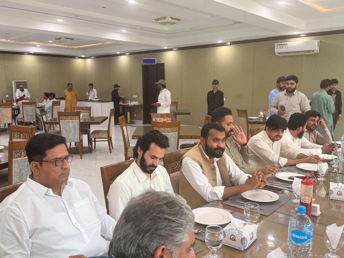 NadeemQureshi72's tweet photo. ایم پی اے  محمد ندیم قریشی اور زین قریشی کی، پی ٹی آئی ڈی جی خان کے صدر ملک اقبال ثاقب ایڈووکیٹ کی جانب سے دیے گئے پر تکلف ظہرانے میں شرکت کی اور مختلف دوستوں سے ملاقاتیں ۔ https://t.co/5cX0mEFqBD