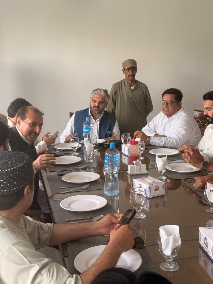 NadeemQureshi72's tweet photo. ایم پی اے  محمد ندیم قریشی اور زین قریشی کی، پی ٹی آئی ڈی جی خان کے صدر ملک اقبال ثاقب ایڈووکیٹ کی جانب سے دیے گئے پر تکلف ظہرانے میں شرکت کی اور مختلف دوستوں سے ملاقاتیں ۔ https://t.co/5cX0mEFqBD