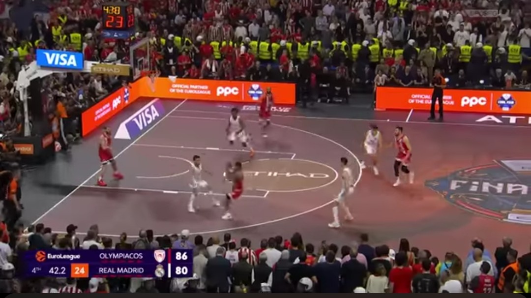 Constam85's tweet photo. Βρισκόμαστε στο 86-80 με το κόσμο να καίγεται.
Εκει που όλοι οι γκαρντ του κόσμου προσπαθούν να αποφύγουν το νταμπλ τιμ ο Προφήτης κουμπώνει όπισθεν και πάει κατα πάνω του.
Ευτυχώς αύριο θα τον ξαναδούμε. 
Στερητικα 10 ημερών ήταν αρκετά.
#OlympiacosBC https://t.co/wVokOS1xjq