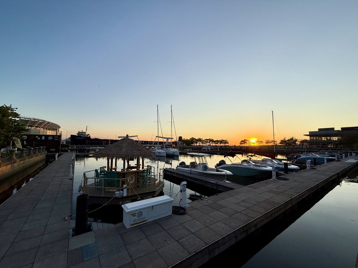 DowntownCLE's tweet photo. How about last night’s coastal Cleveland sunset?! 🌅🤩

Our waterfront city was looking absolutely stunning at North Coast Harbor’s Voinovich Park. There’s nothing like these early summer sunsets where the city meets the lake!🩵 https://t.co/Z0sxL5HKMh