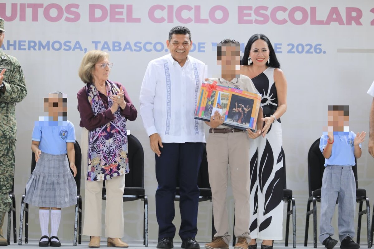 TabascoJavier's tweet photo. Gracias al trabajo coordinado con el @GobiernoMX, que encabeza la Presidenta @Claudiashein, comenzamos la distribución oportuna de más de 1 millón 727 mil libros gratuitos en Tabasco, estas herramientas han acompañado la formación de generaciones y se han convertido en un referente mundial de una política pública equitativa para la educación laica, gratuita y universal. 

Agradecemos a nuestra amiga, la Mtra. Victoria Guillén Álvarez, Directora General de la Comisión Nacional de Libros de Textos Gratuitos del Gobierno Federal, por acompañarnos en este banderazo de inicio. Ver menos