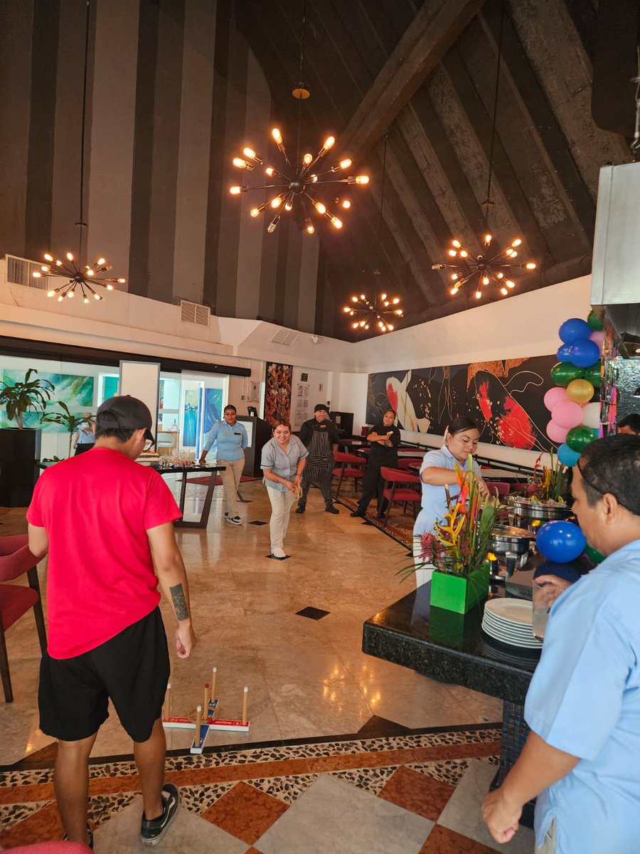 CTM_QR's tweet photo. Como ya es tradición, al culminar el mes de mayo, las y los colaboradores cumpleañeros del Hotel Sunset Marina Resort &amp; Yacht Club que cumplen este mes festejan juntos con grandes actividades, comida y mucha diversión. 🎯🎂 https://t.co/SrCIAPfsAV