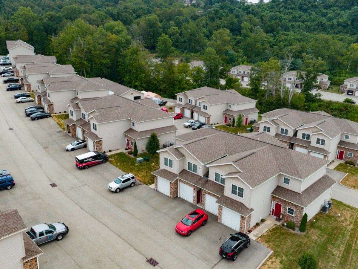 LiveAtMetro_'s tweet photo. Looking for apartment or townhome living in Washington, PA? 
Park Place offers 1-, 2-, and 3-bedroom units with modern finishes, open floor plans, and amenities such as a fitness center, pool, and Bark Park. 

Schedule your tour today.
https://t.co/ABUoKaDNta https://t.co/yUfDzw2YEM