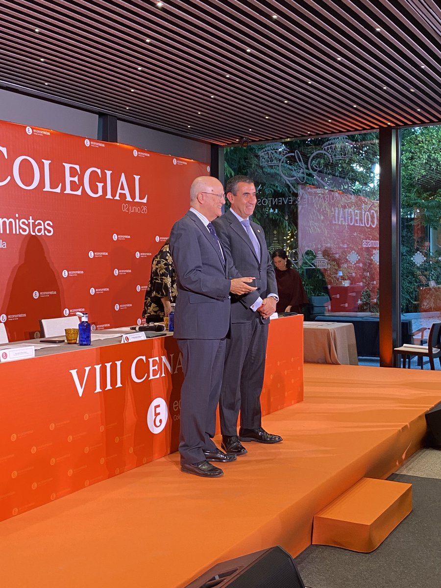 EconomistasSE's tweet photo. @macarflo @CamaraCuentas @FranciscoJTato1 @reyes_onorato 🏅 Colegiado del Año 2025 @EconomistasSE: @isanchezmejias

Aprobado por unanimidad por su impecable trayectoria como auditor, consultor, profesor y su valioso servicio en la Junta de Gobierno.

¡Un referente para las nuevas generaciones! 👏

#VIIICenaAnualEconomistasSE https://t.co/6DO5ju4j08