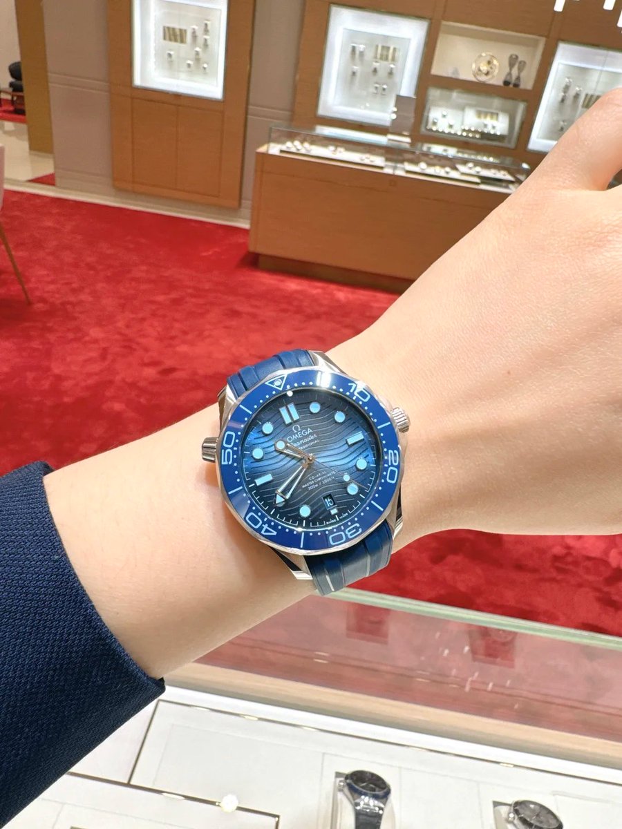 moss_and_mist's tweet photo. 光の下で、まるで海をその手元に纏っているかのよう。爽やかでありながら、力強さも感じられます！ https://t.co/3ziPhnYKBM