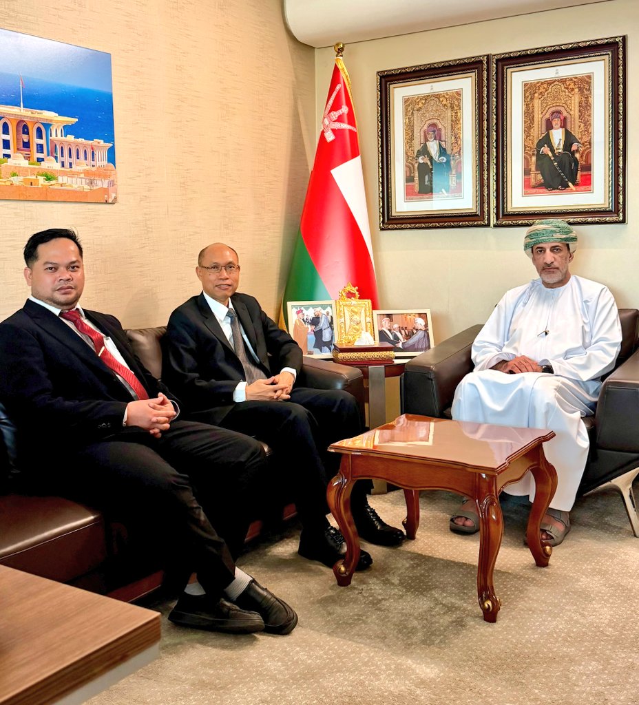 OmanEmbassyIRQ's tweet photo. استقبل السفير الشيخ محمود بن مهنا الخروصي في مقر السفارة صباح اليوم سعاة السفير ديديك إيكو بوجيانتو سفير جمهورية إندونيسيا لدى العراق،
جرى خلال اللقاء الودي بحث علاقات الصداقة والتعاون الثنائي التي تجمع سلطنة عُمان وجمهورية إندونيسيا وسبل تعزيزها وتطويرها في مختلف المجالات. https://t.co/6zk1OuzgUe