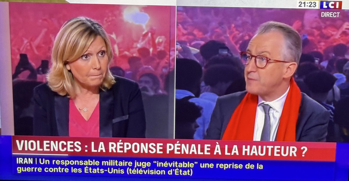 MCCG's tweet photo. Sauf votre respect, @YaelBRAUNPIVET, les peines plancher n’ont jamais été déclarées inconstitutionnelles.

Elles ont au contraire été validées par le @Conseil_constit dans sa décision 2007-554 DC

Elles ont été supprimées par la loi Taubira d’août 2014.

Nous nous retrouvons sur un point: oui aux courtes peines systématiques pour ceux qui s’en prennent aux forces de l’ordre ou de secours ou participent à des émeutes.

Et il faut aussi priver les familles, pour une durée déterminée,  de prestations sociales et d’accès au logement social.

@LCI @DariusRochebin @C_Barbier