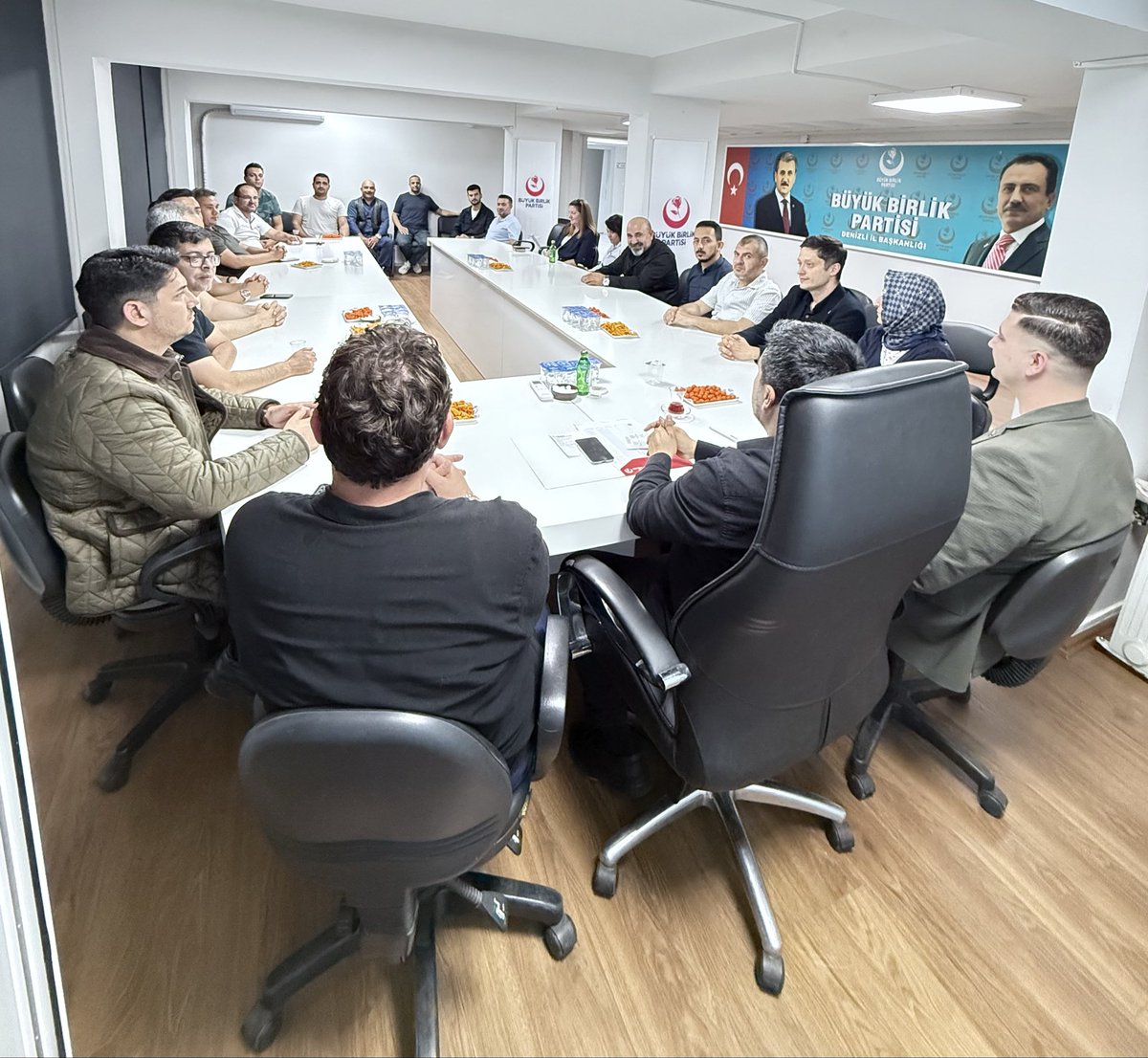 bbpdenizli's tweet photo. İl Başkanımız Selman Yeniçulha başkanlığında İl Yönetim Kurulu toplantımızı gerçekleştirdik. Toplantımızda, hafta sonu gerçekleştirilecek Olağan Büyük Kurultayımıza ilişkin hazırlık ve istişarelerde bulunduk. Alınan kararların teşkilatımıza ve davamıza hayırlı olmasını diliyoruz. https://t.co/yrMs8t7NNg