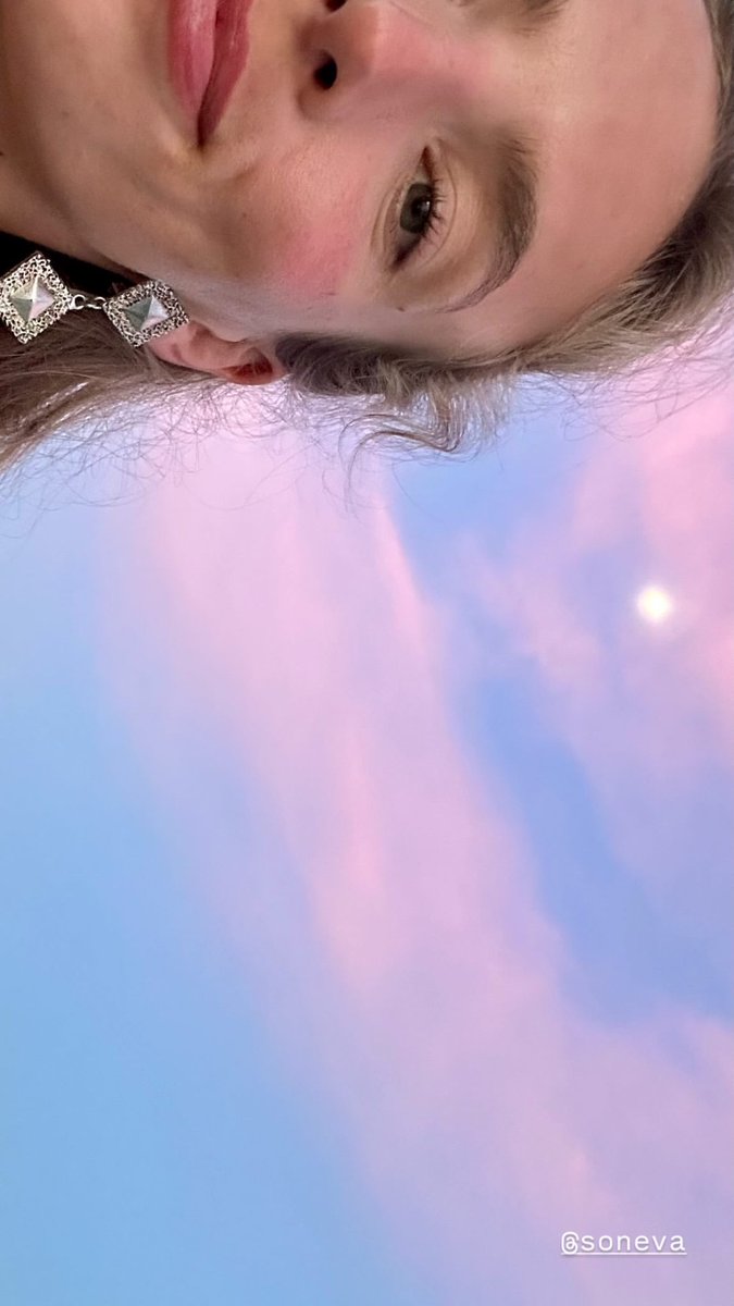 jodiemcoma's tweet photo. jodie so cute 🥰 https://t.co/fQLYBWLXAk