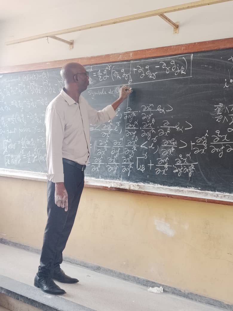 FellyBwisha's tweet photo. En train d'enseigner le symbole de Christoffel comme coefficient du tenseur métrique qui intervient dans l'équation d'Einstein. J'ai expliqué à mes étudiants l'origine de l'univers et sa probable fin, le destin de l'univers. https://t.co/VleknD4fHB