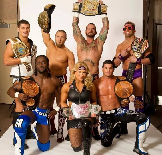 navielric's tweet photo. Esta foto es muy bonita, pero...
- CM Punk perdió el título con The Rock
- Daniel Bryan lo perdió en 28 segundos con Sheamus
- Cody Rhodes lo perdió con el Big Show, lo recuperó y ahora lo perdió con Christian
- Zack Ryder lo perdió con Jack Swagger
- Beth Phoenix lo perdió con Nikki Bella
WWE tenía aquí a su nueva generación, pero la gran mayoría de ellos perdieron su oro ante talentos que ya hasta habían sido campeones mundiales, veteranos, leyendas que volvían o Nikki Bella, en esta época WWE se arriesgó a apostar por nuevas caras, pero se arrepintieron rápidamente y regresaron a lo de siempre.