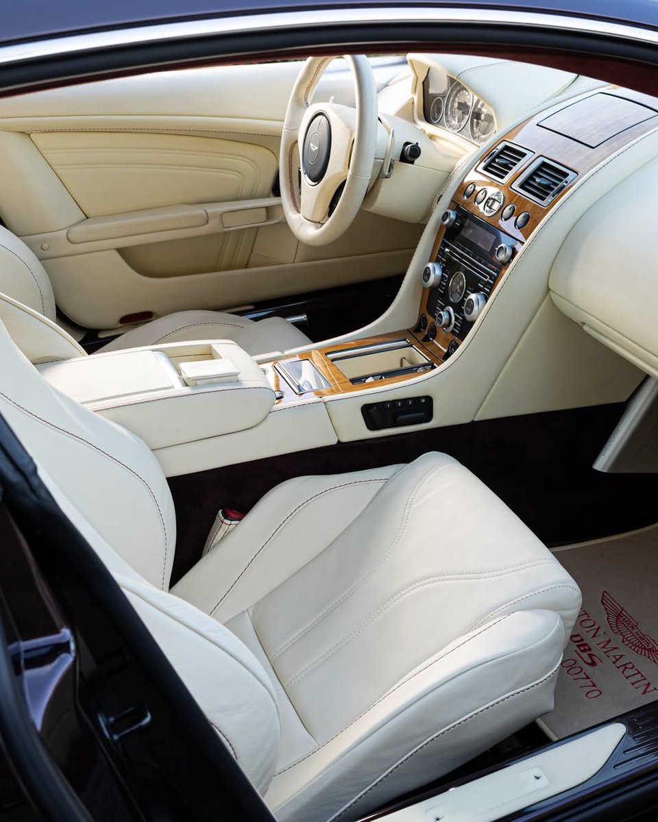 ApexDistrictX's tweet photo. Aston Martin DBS https://t.co/FMPwvS39Ub