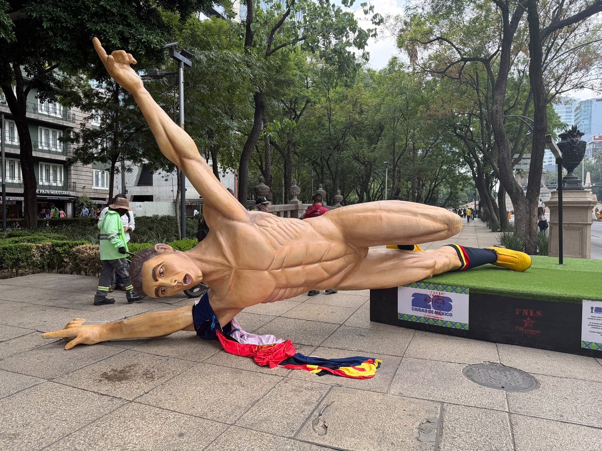 UrielCollado's tweet photo. Mí #mexico nunca me deja de sorprender, #enestosmomentos así terminaron las #estatuasdelfutbol en #paseodelareforma #CiudadDeMéxico por los maestros derribadas. 
#mundialdefútbol #tabasco #undato https://t.co/yNe5Q6goTW