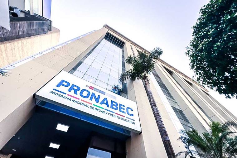 DiarioElPeruano's tweet photo. 💰🎓 Nuevas reglas de Pronabec ha establecido que el incumplimiento de las normativas de parte de los becarios tendrá como sanción la devolución de la inversión estatal. 👉 https://t.co/6buxVKgSQ1 https://t.co/U9FyZ8DO3C