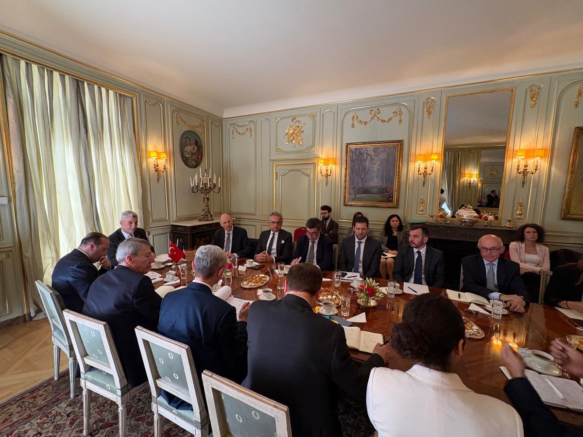 deikiletisim's tweet photo. Türkiye-Avrupa İş Konseyleri Koordinatör Başkanımız Mehmet Ali Yalçındağ, Genel Sekreterimiz @CanerColak_ ve Brüksel Temsilcimiz @MustafaAlperen Paris’teki ikinci gününde temaslarını gerçekleştirdi.

Temaslarında, 
🔹@ticaret Bakanımız @omerbolatTR ve  @MEDEF_I  Genel Direktörü Philippe Gautier’nin katılımıyla düzenlenen Fransız İş Dünyası Temsilcileriyle Buluşması, 
🔹MEDEF International Genel Direktörü Philippe Gautier ile toplantı,
🔹EuropaNova İcra Direktörü Guillaume Klossa ile toplantı gerçekleştirdi. 

Diyalogdan Aksiyona: Türkiye’nin AB Tam Üyeliği kapsamında gerçekleştirilen çalışmaların aktarıldığı toplantılarda, 
📍Türkiye ve Fransa arasındaki ekonomik ortaklıkların geliştirilmesi, 
📍İki ülke arasındaki yatırımlar ve ticaret hacminin artırılması, 
📍Üçüncü ülkelerde ortak projeler geliştirilmesi ele alındı. 

#İşimizTicariDiplomasi