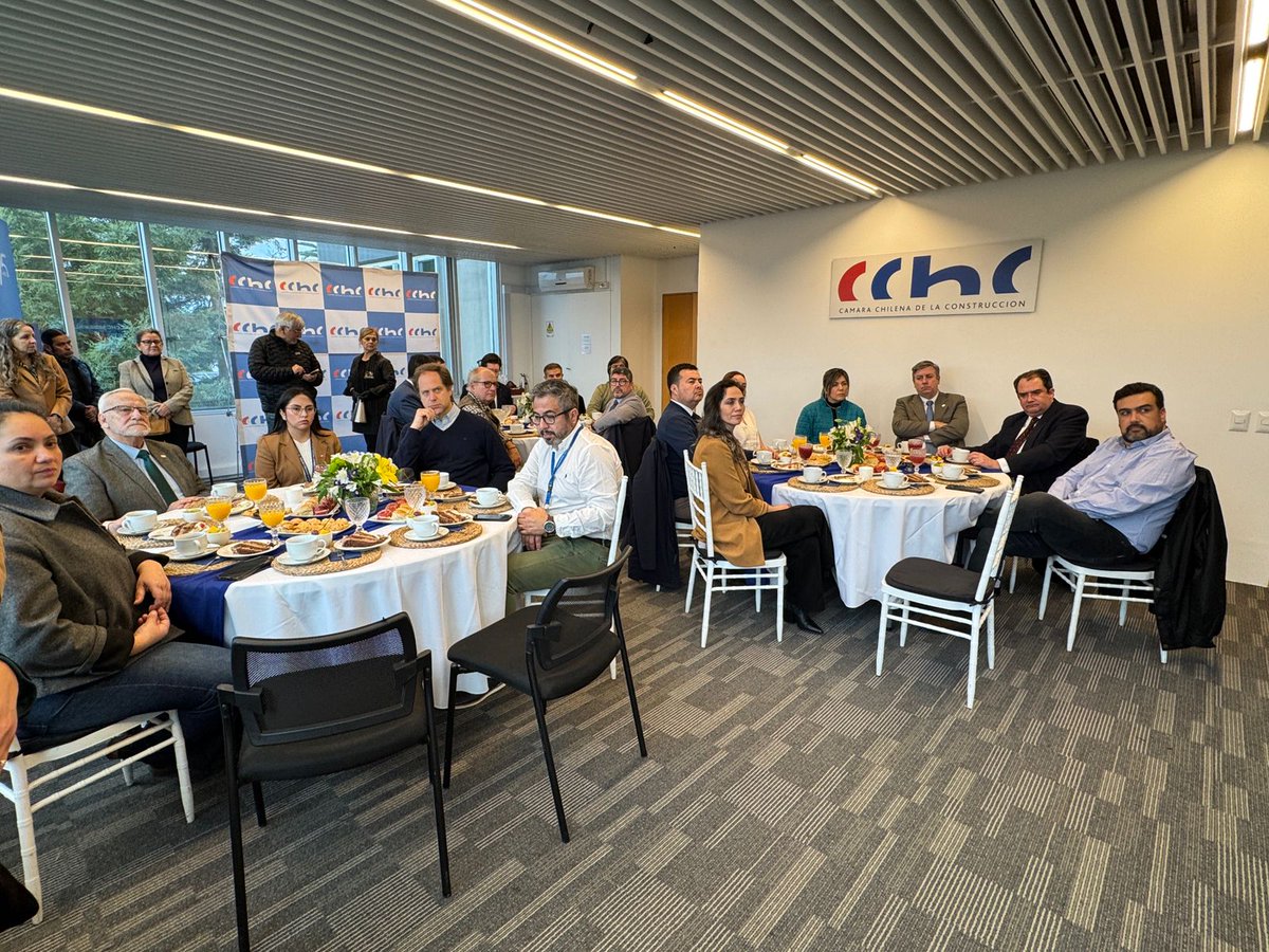 CChCValdivia's tweet photo. 👷‍♂️👷‍♀️ La #CChC sede #ValdiviaCL invitó a autoridades del gabinete regional de #LosRíos una reunión en la que conocieron el trabajo que realiza el gremio por el desarrollo sustentable de la región en materias como infraestructura, conectividad, vivienda, sostenibilidad del sector. https://t.co/XUd7SEoaCC