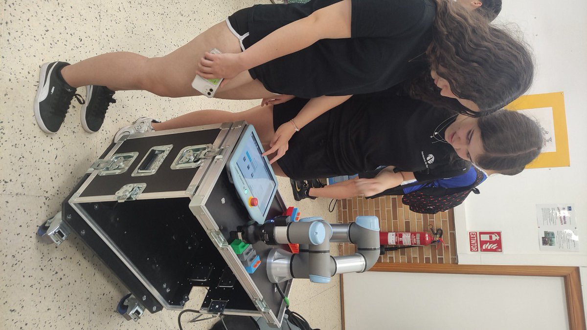 IES_ProfD_Ortiz's tweet photo. Hoy el alumnado de 4ºESO ha pasado por nuestro aula APETECA donde han disfrutado de una aproximación al fascinante mundo de la robótica colaborativa, de la mano de nuestros profesores del curso de especialización de robótica https://t.co/035n5Sy5wZ