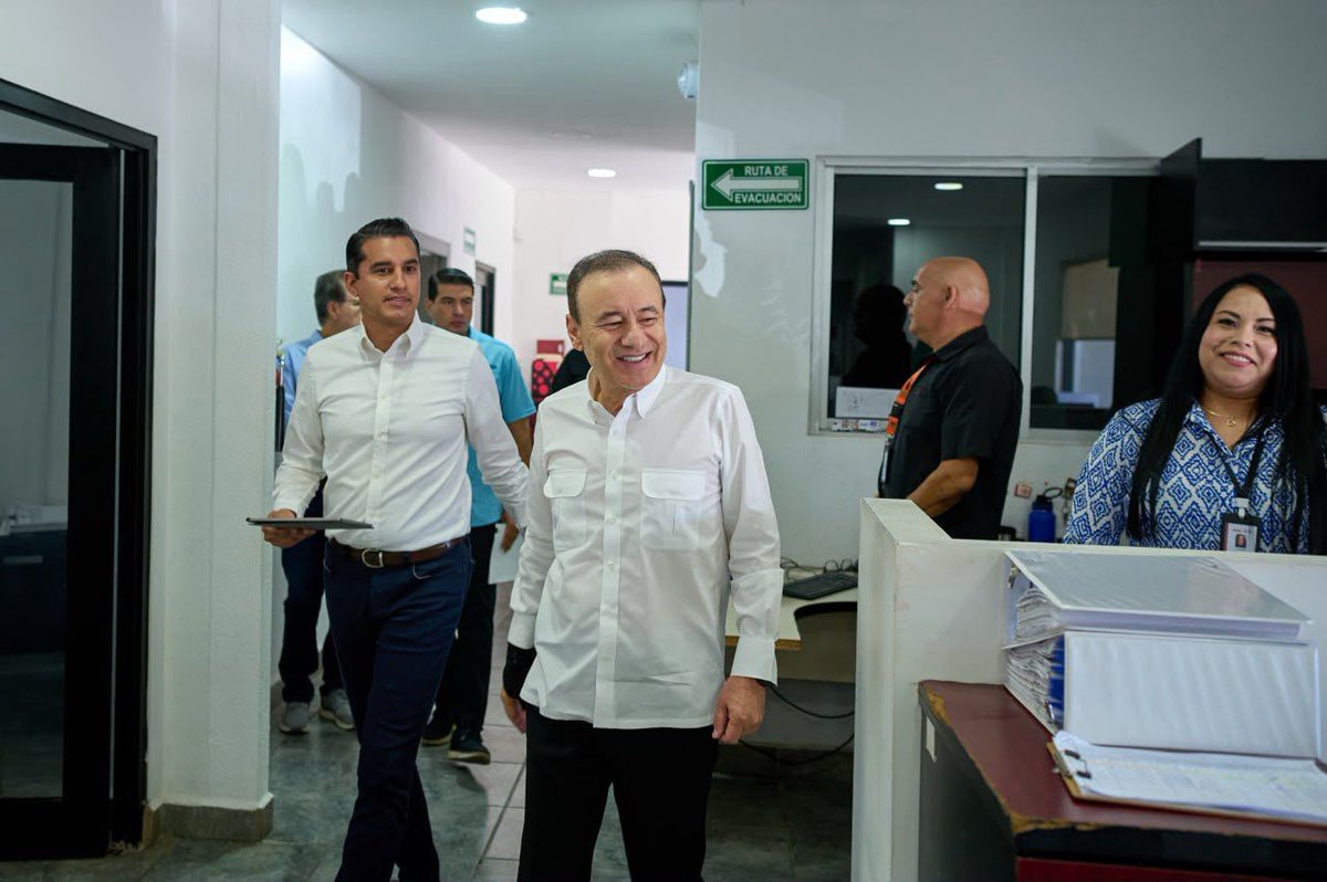 AlfonsoDurazo's tweet photo. Más de 3.3 millones de libros serán distribuidos por todo el estado para garantizar que las y los estudiantes de educación básica cuenten con lo necesario para el próximo ciclo escolar.

Hoy mismo dimos el banderazo de salida para asegurar la entrega oportuna de estos materiales que ayudarán a construirle mejores oportunidades a nuestras niñas, niños y jóvenes.

#sonorasetransforma #tierradeoportunidades