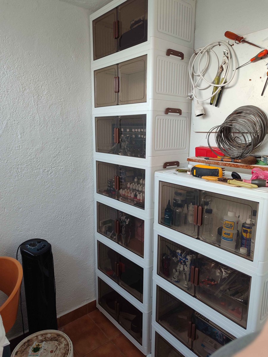 ChampionSen's tweet photo. he montao un sofa y he comprado unas cajas vitrina para guardar todo lo de los gundams y que no se conviertan en polvo https://t.co/TCtpojODxj