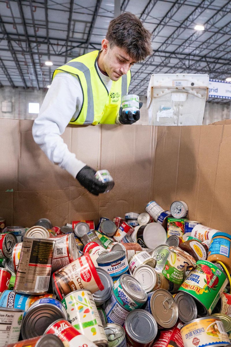 BrookhavenLab's tweet photo. Thank you to our employees who supported the @IslandHarvest Stamp Out Hunger Food Drive. Together, we donated more than 1,000 pounds of food!

Special thanks to our volunteers in the food sorting event. Their work helped prepare donations for distribution across Long Island. https://t.co/8X6IukQ8Q7