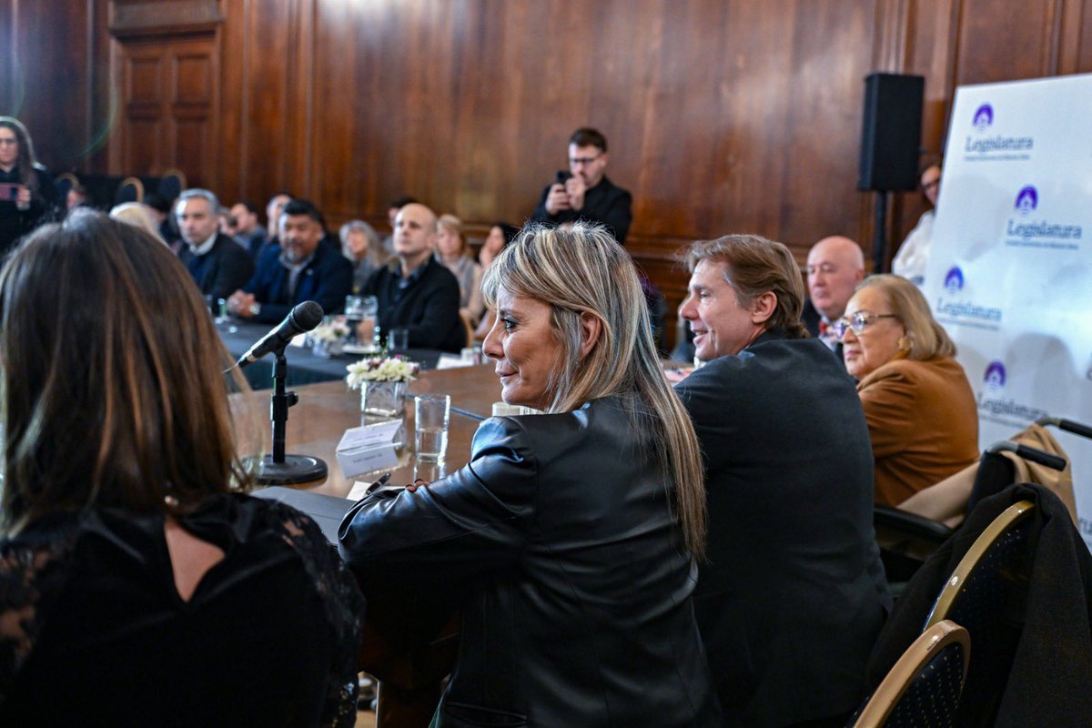 GlizePato's tweet photo. En un contexto cada vez más complejo y dinámico, nos reunimos para reflexionar sobre los desafíos que enfrentan los gobiernos locales, el alcance de su autonomía y el papel estratégico que cumplen las ciudades capitales en la vida institucional y democrática del país. https://t.co/WDLgmsH8om