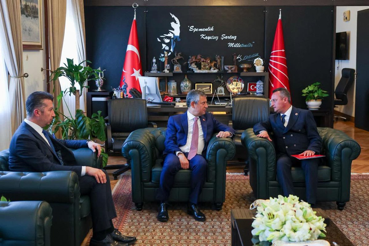 chp_burdur15's tweet photo. Genel Başkanımız Sn. Özgür ÖZEL’e, ilimizin tüm kurultay delegelerinin OLAĞANÜSTÜ KURULTAY imzalarını, İl Başkanımız Barış AYTEN ve Milletvekilimiz İzzet AKBULUT ilettiler.
Cesaret ve dayanışmayla mücadelemizi sürdürecek, mutlak butlana da mutlak sultana da boyun eğmeyeceğiz. https://t.co/pCZwjDdhpI