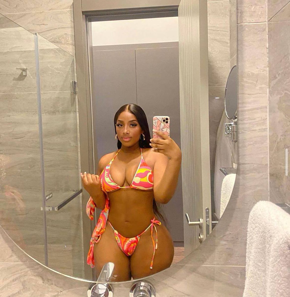 Leanellx's tweet photo. moi + mes seins -> tes Dm                        
tu veux ? 🤭                 
t’inquiète c’est gratuit https://t.co/GlawK9FmbG