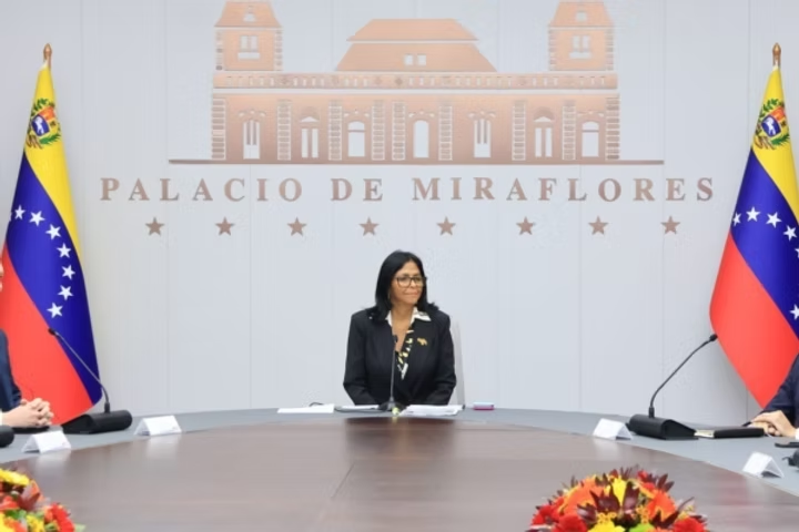 Informe21's tweet photo. 🇮🇳 El Gobierno de la India confirmó que la presidenta interina de Venezuela, Delcy Rodríguez, realizará desde este #3junio una visita oficial al país asiático que se extenderá hasta el #7junio. https://t.co/K31Sb143Qw

#2Jun  #venezuela https://t.co/dGUJBnVT7Q
