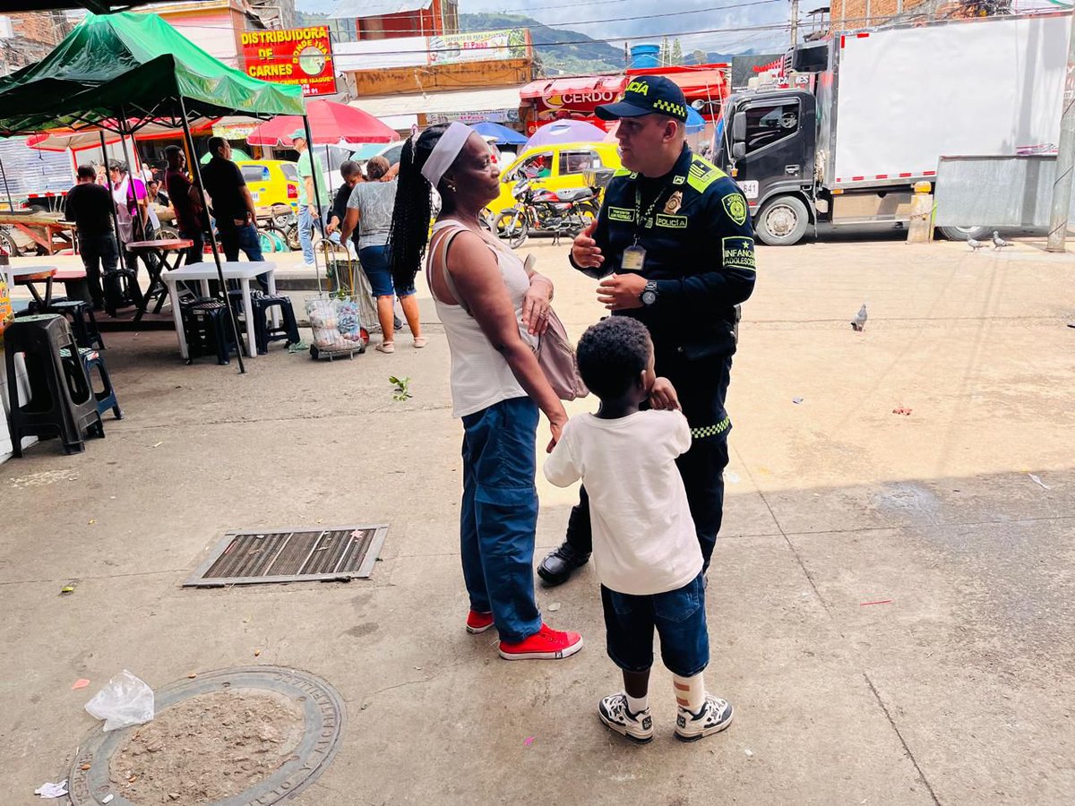 ProteccionPonal's tweet photo. Adelantamos en #Ibagué jornadas de prevención contra el trabajo infantil, brindando recomendaciones a la comunidad y promoviendo la protección integral de niños, niñas y adolescentes👮💚.
#JuntosPorLaNiñez https://t.co/4GcQvI3LXo