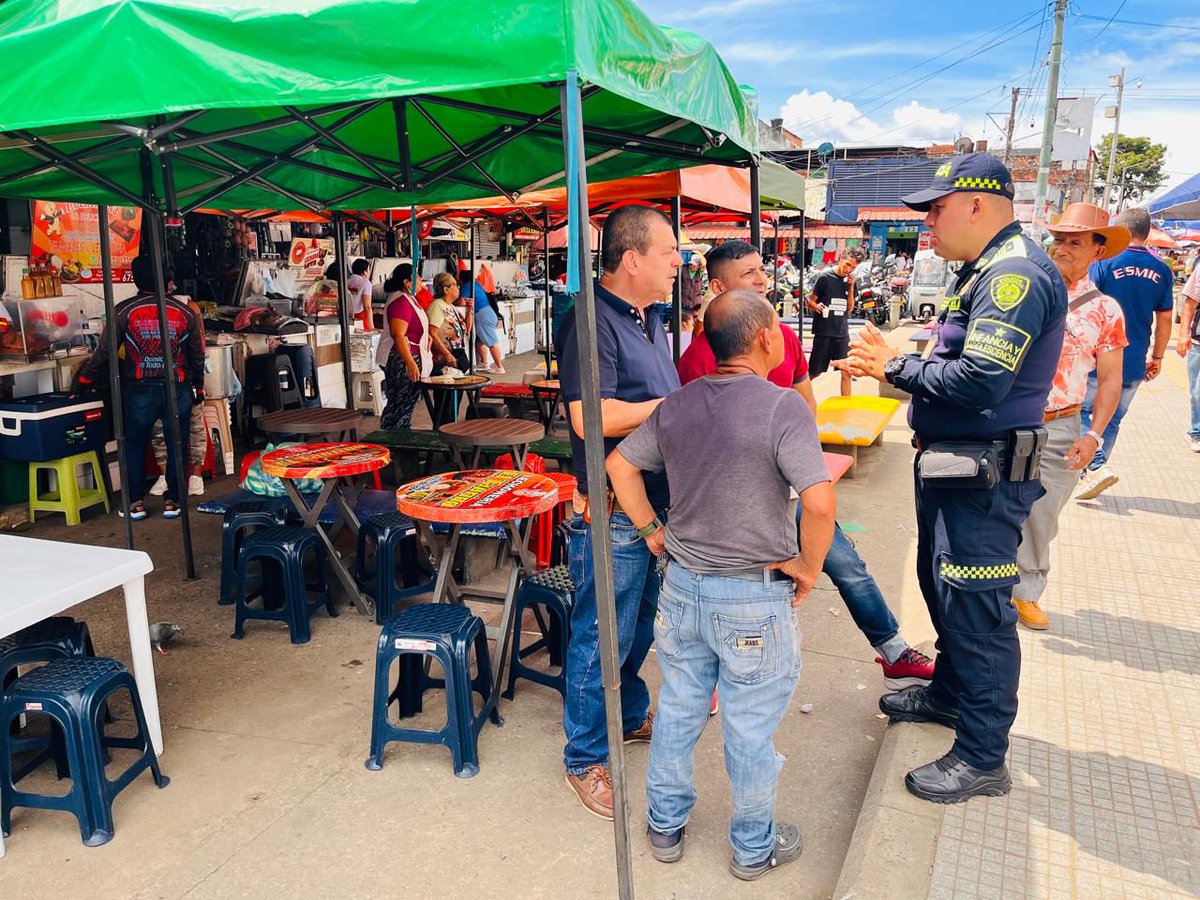 ProteccionPonal's tweet photo. Adelantamos en #Ibagué jornadas de prevención contra el trabajo infantil, brindando recomendaciones a la comunidad y promoviendo la protección integral de niños, niñas y adolescentes👮💚.
#JuntosPorLaNiñez https://t.co/4GcQvI3LXo