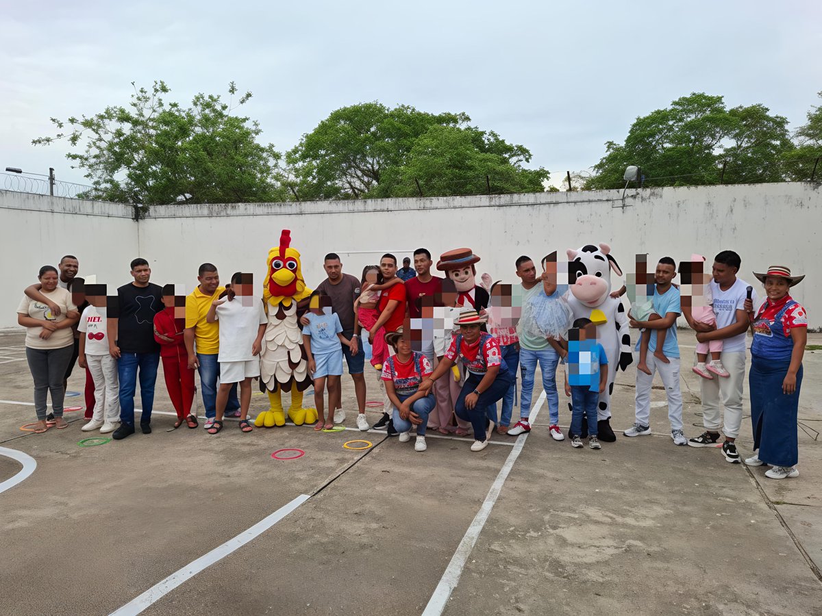 INPEC_Colombia's tweet photo. 🤗#TodosCuentan | Fortalecer el núcleo familiar es clave en el proceso de resocialización.
Por eso, en la Cárcel de 📍#Magangué se llevó a cabo el 🥰#EncuentroDeFamilia, un espacio de integración, juego y convivencia entre las personas privadas de la libertad y sus seres queridos https://t.co/LhvSwGS2ED
