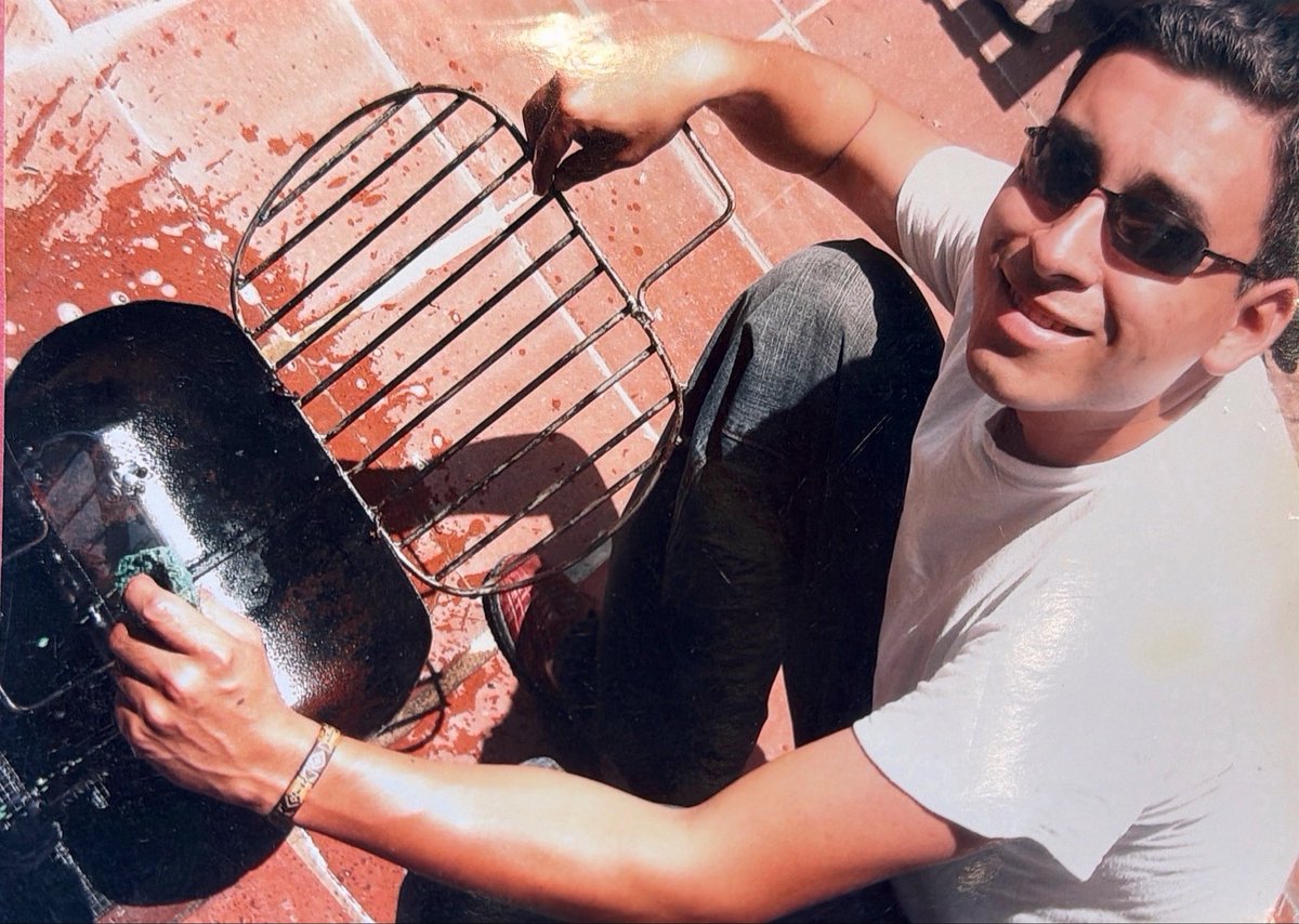 Fernando_GoPe's tweet photo. Reference photo: El Salvador, circa 2008. From this little grill to thousand gallon smokers 😂✌🏼 https://t.co/X6pFq4QQHt