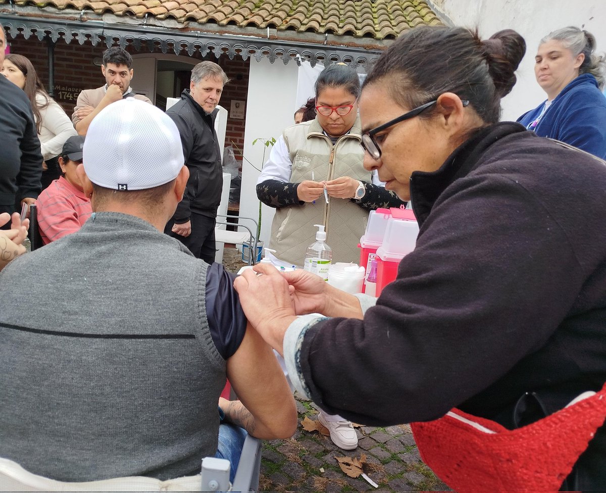 lucasboyanovsky's tweet photo. Hoy el Centro de Integración Social “Hogar Cura Brochero”, en Olivos, fue el punto donde se realizó la “Campaña Invierno: atención integral a personas en situación de calle”, impulsada por el Hospital Cetrángolo y los diversos dispositivos del Gobierno de la  provincia de Buenos Aires, para brindar acompañamiento, prevención y cuidado a quienes más lo necesitan.