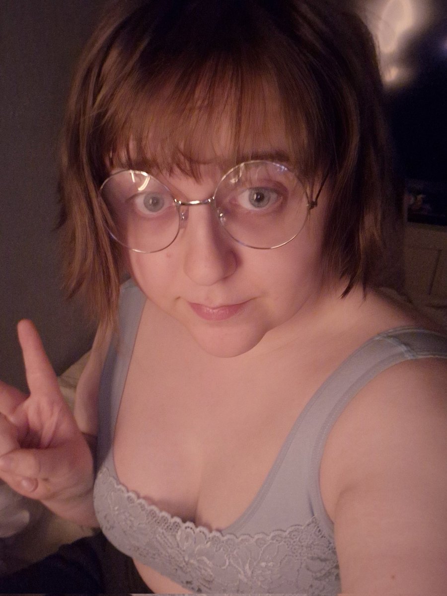 LewdSoftChar's tweet photo. Do we fw girls who look nerdy... 🤓
but are actually dumb af 🐰 https://t.co/PLatnfLP0O