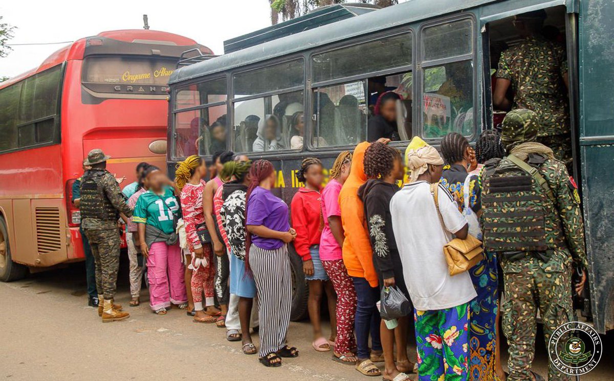 Gha_Immigration's tweet photo. The Ghana Immigration Service (GIS) has successfully returned 105 foreign nationals to their countries of origin after an intelligence-led operation in Asankragwa rescued 112 individuals suspected of being trafficked into Ghana. https://t.co/xRo2gLVkvx