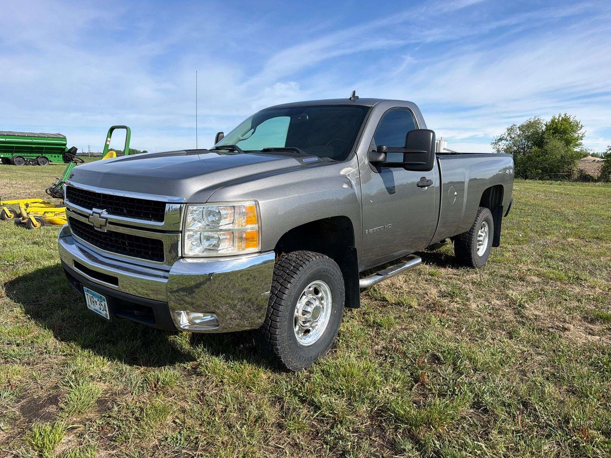 HMAuctionGroup's tweet photo. 📣NEXT TUESDAY - Live &amp; Online Early Summer Farmers &amp; Contractors Consignment Auction in📍Fairmont, MN

• Case 1690, 1983 Model
• 2006 Featherlite 4 Horse Trailer
• 2007 Chevy 2500 LT 6.6 Duramax Diesel

🗓️Live Auction: Tues, June 9th, 2026 @9am 

https://t.co/z8OFBFW0K1 https://t.co/IzA81uHHXI