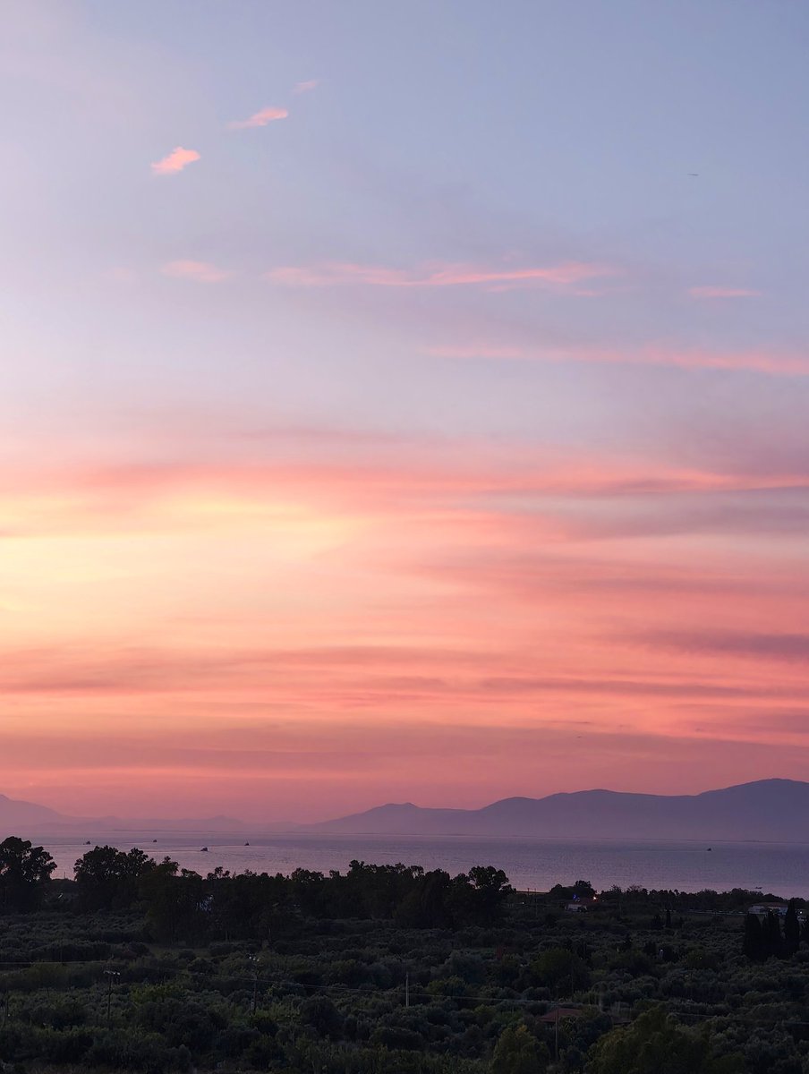 Kozet97913705's tweet photo. Καί κάπως έτσι τό αφήνεις να υπάρχει,,,σάν ένα τραγούδι που δεν χρειάζεται ανάλυση, σάν ένα  ηλιοβασίλεμα που δεν χρειάζεται εξηγήσει,,,, https://t.co/5tVZ7XxPAF