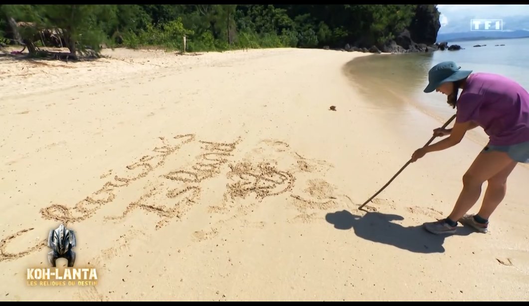 NewsTVReal's tweet photo. Ça fait deux heures qu'elle est seule sur son ile, elle vrille déjà. #KohLanta https://t.co/gKPBZwqawg