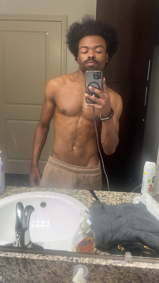 Blvck_Picvsso's tweet photo. shirt off progress 🙂‍↕️ https://t.co/QpGdHRLbc1