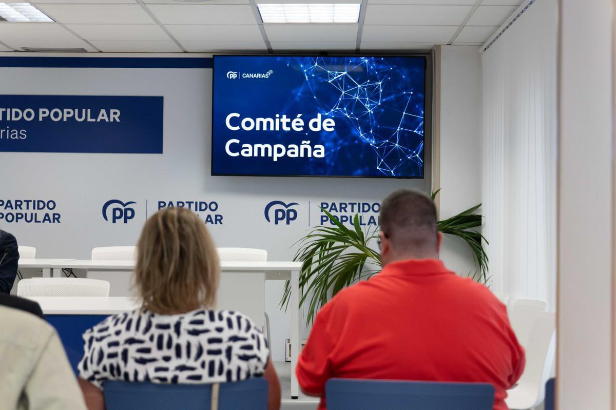 ppdecanarias's tweet photo. 💪🏻 El equipo de campaña del PP de Canarias, con @carlos_ester al frente, se pone en marcha con ilusión y ganas de teñir de azul el archipiélago. https://t.co/UhuDoKWjAC