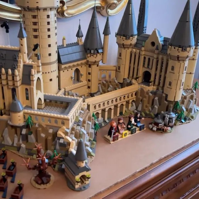 Cultination1's tweet photo. 🇫🇷🧱👴 « Quand je construis des Lego, ça me libère, je ne pense à rien du tout. » : à 95 ans, il y consacre près de 8 HEURES par jour.

En 2025, à 95 ans, Michel Bouhier CONSACRE environ 8 heures par jour à la construction d’impressionnants monuments en Lego. Ancien militaire, chauffeur de taxi puis vendeur de bijoux, il ASSEMBLE minutieusement des milliers de pièces à l’aide d’une LOUPE et d’une PINCE à épiler.

Parmi ses réalisations figurent le Titanic (plus de 9 000 pièces), la Tour Eiffel (10 000 pièces, 150 cm de haut), la Maison-Blanche, Notre-Dame de Paris, l’Orient-Express ou encore le château de Poudlard. 

Une PASSION qui remplit sa maison et lui apporte CALME, concentration et bien-être au quotidien.
(France 3 Régions)