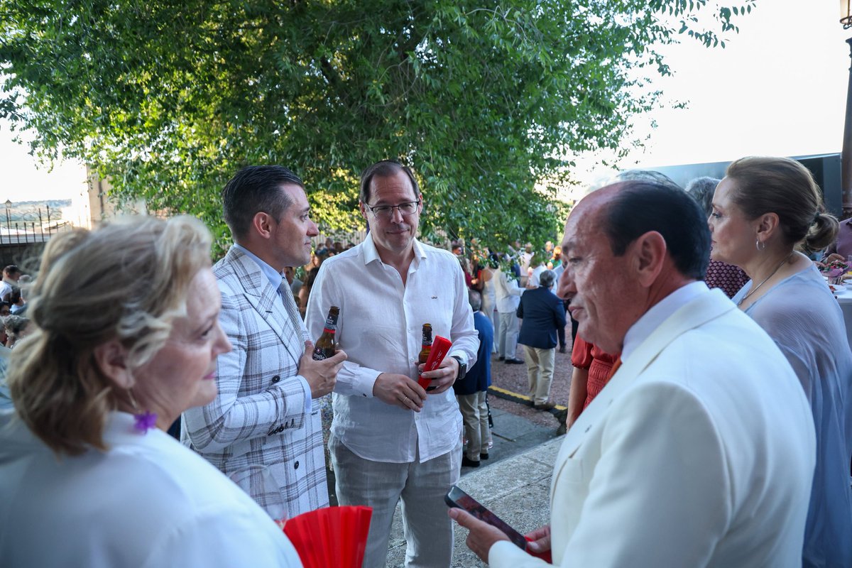 VToledociudad's tweet photo. 🐲 Un año más, un placer disfrutar de La Tarasca de la @tribunadetoledo en la Semana Grande del #CorpusChristi

🫂 Un momento de encuentro para la sociedad de #Toledo, en el que han disfrutado Inés Cañizares y el resto del equipo de @VToledociudad https://t.co/1z27mu8Y26