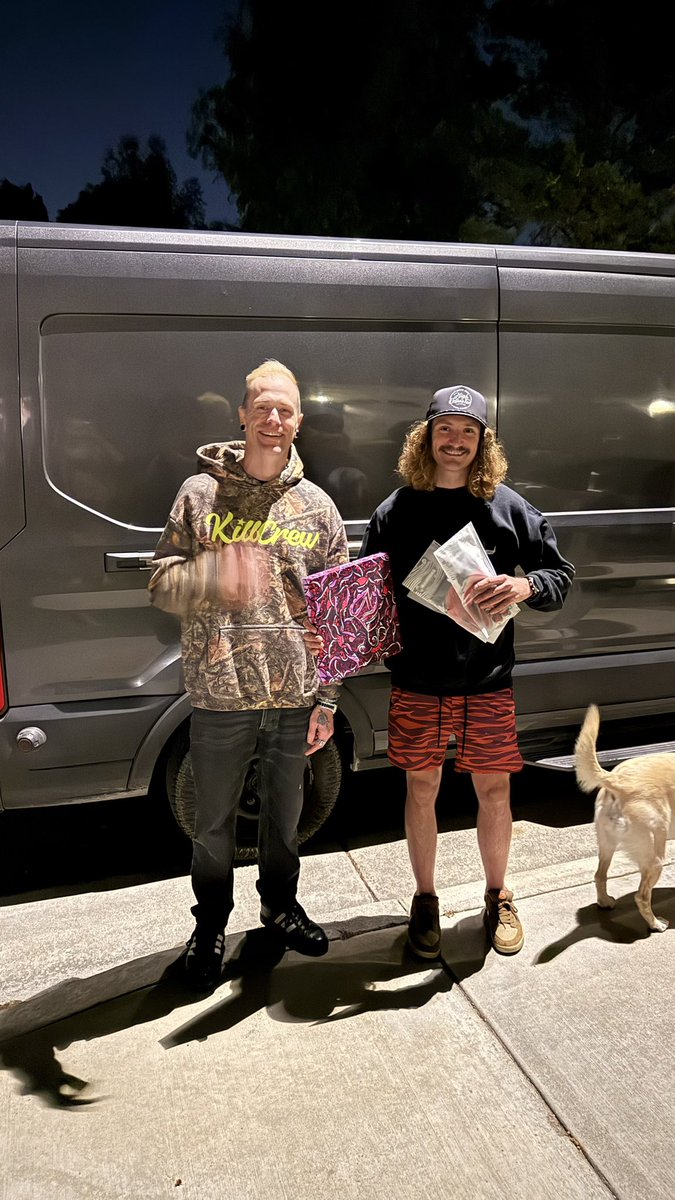 RoughCutArt's tweet photo. GM

Shout out to @_addisonemory for stopping by to pick up his canvas and gloves last night 🥂🏁 https://t.co/eB1s3J0R2L