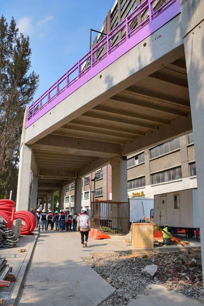 STaboadaMx's tweet photo. Resulta que el puente morado que construye el @GobCDMX, para que los peatones suban y bajen escaleras para transitar sobre Tlalpan, costaría 659 millones de pesos pero ahora nos enteramos que costará el triple.

Y no será entregado en la fecha inicialmente prometida: ¡Todo mal! https://t.co/A4DSYn41CH