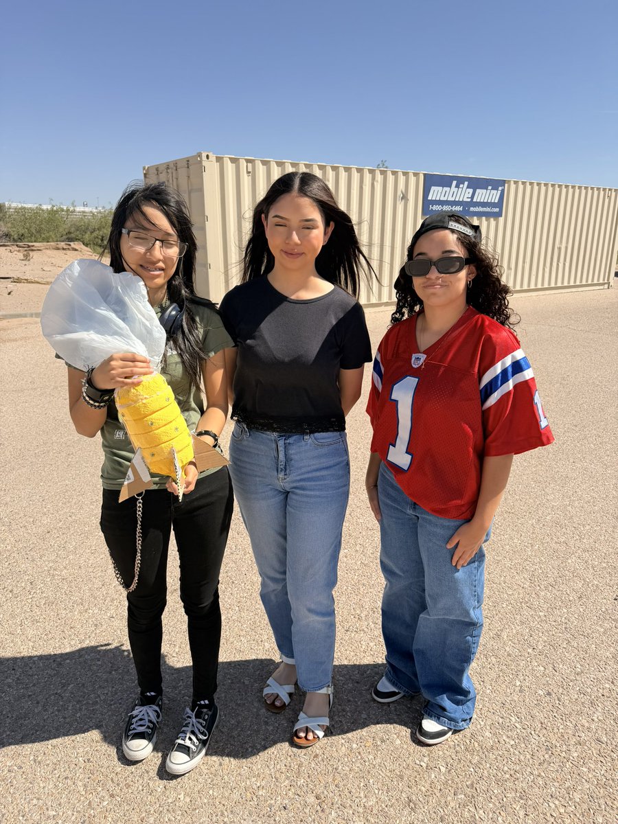Castruita_MECHS's tweet photo. AP Physics Students testing their water rockets. Goal: Save the payload, raw egg. Day 1. #PhoenixFamily #FirstandBest #PhoenixLevelUp #TeamSISD #GameOn https://t.co/LhORvfG8Tr